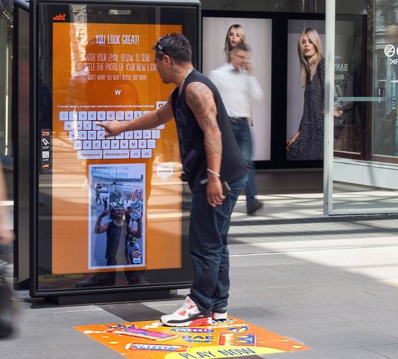 Integração entre OOH e Mídias Digitais: Como Funciona na Prática